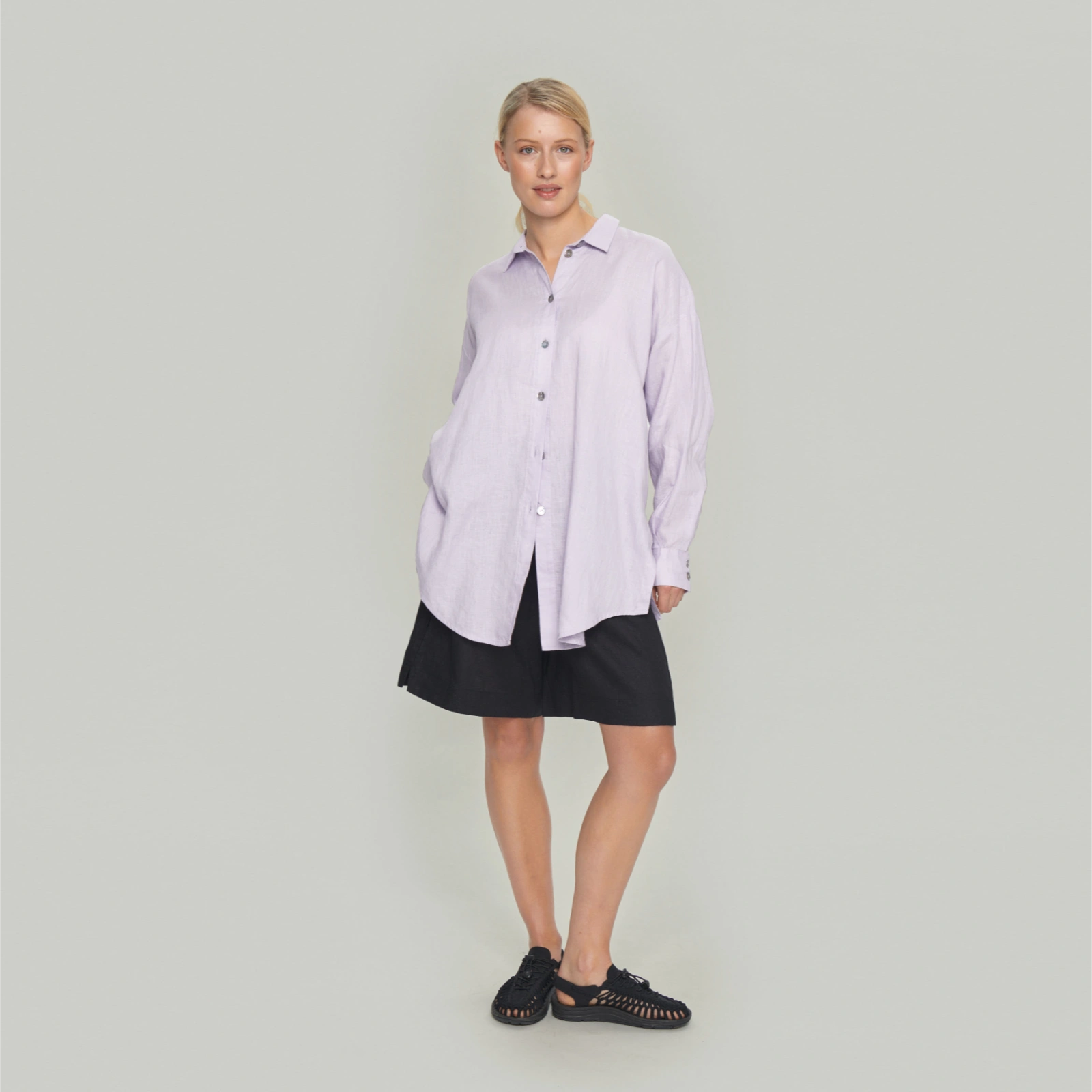 Airy Linen Skjorte fra Bitte Kai Rand på model - Soft Syringa
