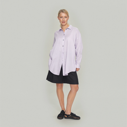Airy Linen Skjorte fra Bitte Kai Rand på model - Soft Syringa