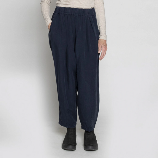 Lola Pants fra Muse Wear - Navy Tencel/Linen Mix - Model